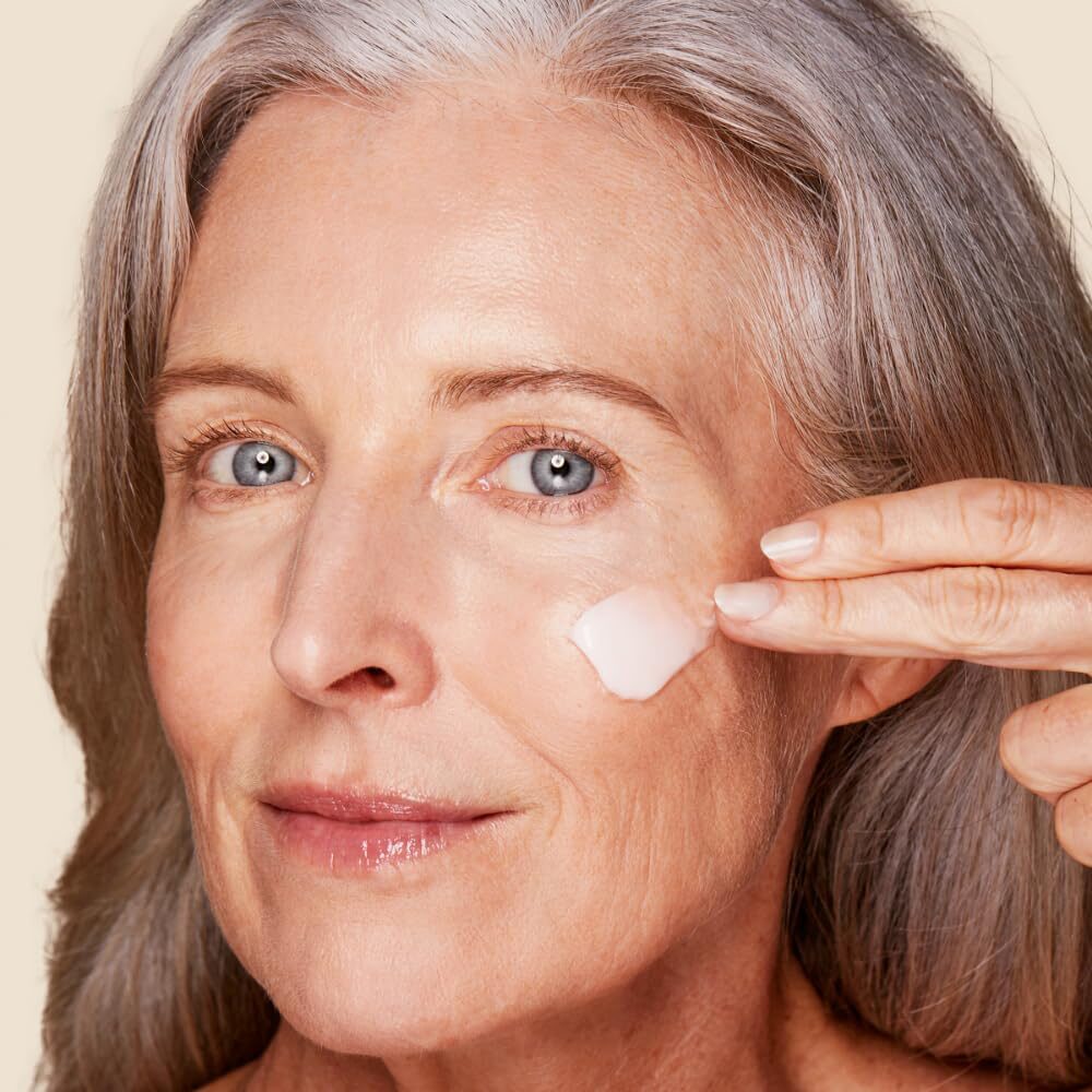 CLAR0066-2.jpg Clarins Nutri-Lumiere Day Cream 50ml - Image 1