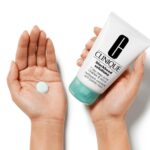 Clinique Blackhead Solutions 7 Day Deep Pore Cleanse & Scrub 125ml - Image 2