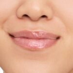 Essence Pearly Potion Multi-Reflective Lip Gloss 01 Golden Peach 2.5g - Image 4