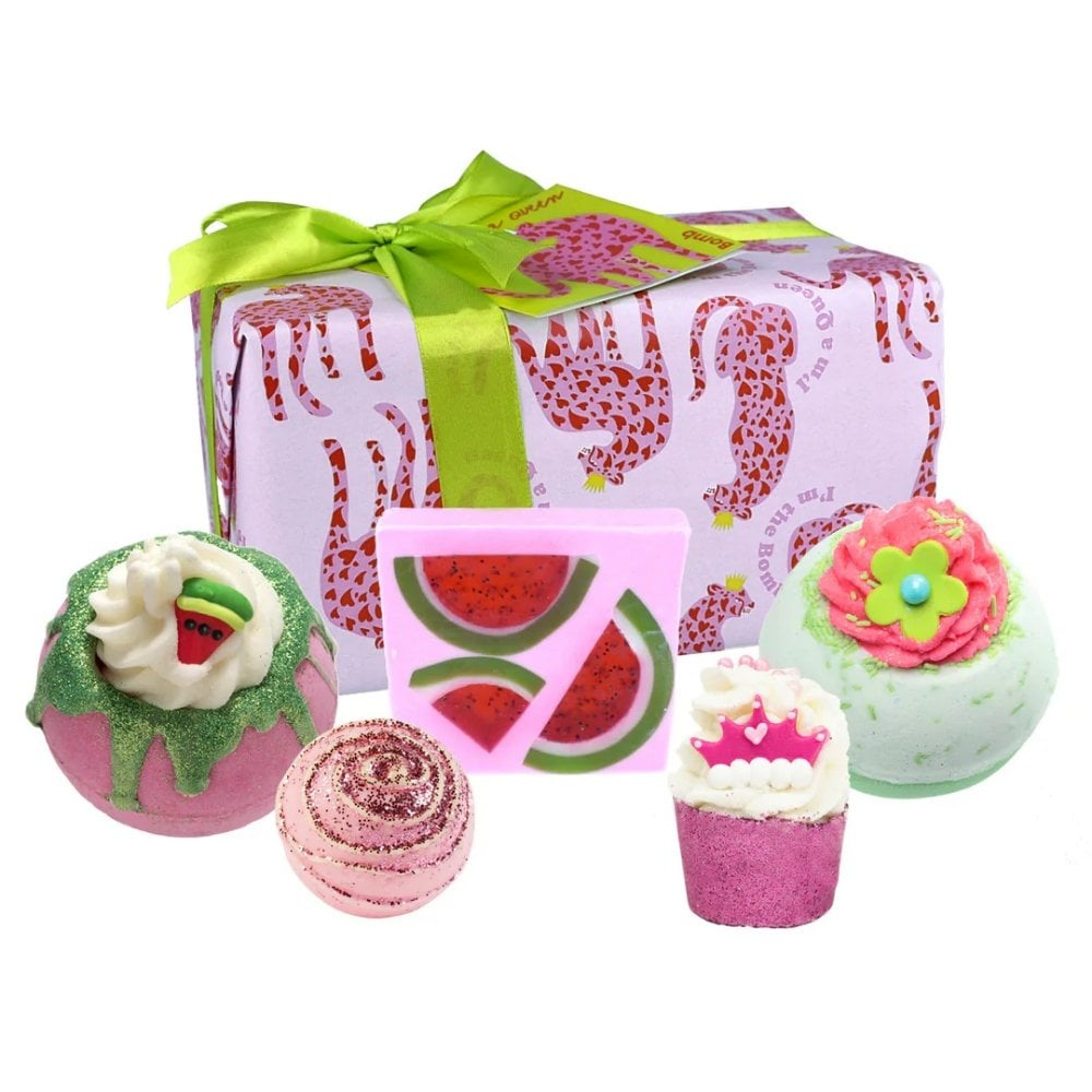 bomb-cosmetics-i-am-a-queen-gift-pack-p28967-73535_image.jpg Bomb Cosmetics I Am a Queen Gift Pack - Image 1