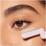 Essence Define & Shine Eyelash Comb - Image 3